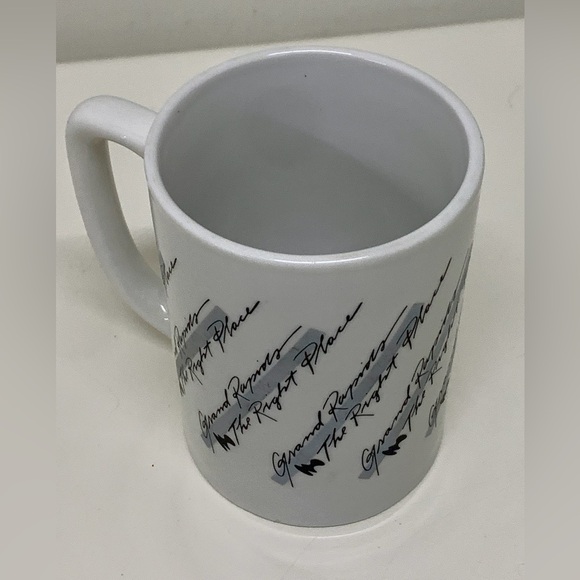 1980s Vintage Grand Rapids The Right Place Calder Sculpture 11 oz Coffee Mug - Picture 8 of 14